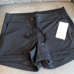 Athleta Midtown Short, size 10, black, NWT